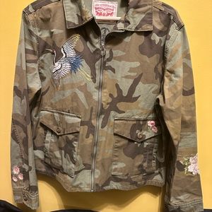 New Levi's Embroidered bird floral peace sign Camo Utility Statement Jacket